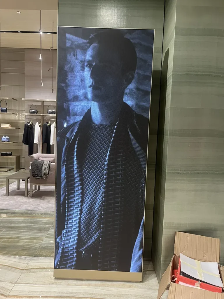pantallas led digital signage tiendas ropa